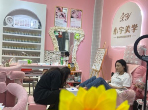隆巡维港城一楼招美甲师
