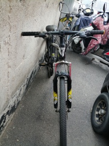 26黑黄山地变速自行车右侧车闸把坏了123元，26黑篮山地变速自行车220元